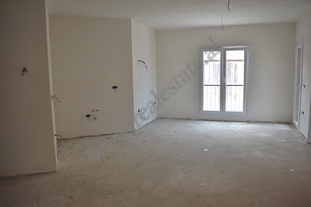 Apartament 2+1 ne shitje ne rrugen Mihal Grameno ne Tirane.
Pozicionohet ne katin 1 te nje pallati 